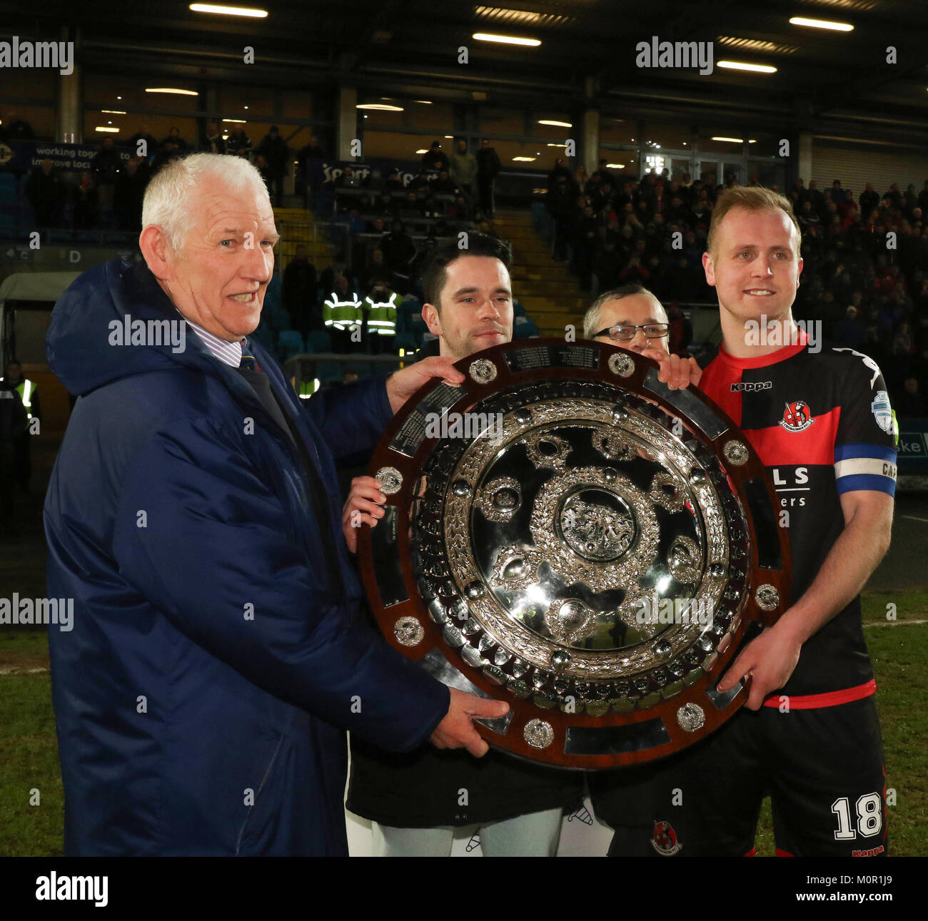 Ballymena Showgrounds, Nordirland. 23. Januar 2018. Toals Senior Challenge Shield. Ballymena Utd v Kreuzritter (Rot/Schwarz). Kreuzritter captain Jordan Owens (rechts) der Schild empfängt. Quelle: David Hunter/Alamy Leben Nachrichten. Stockfoto