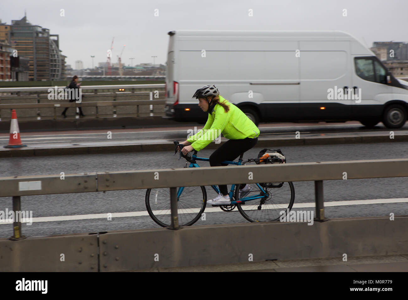 London, Großbritannien. 24 Jan, 2018. Pendler weiter im London Bridge trotz sehr nassen und stürmischen Bedingungen mit Windgeschwindigkeiten von bis zu 50 MPH Prognose bis später heute Credit: Keith Larby/Alamy leben Nachrichten Stockfoto