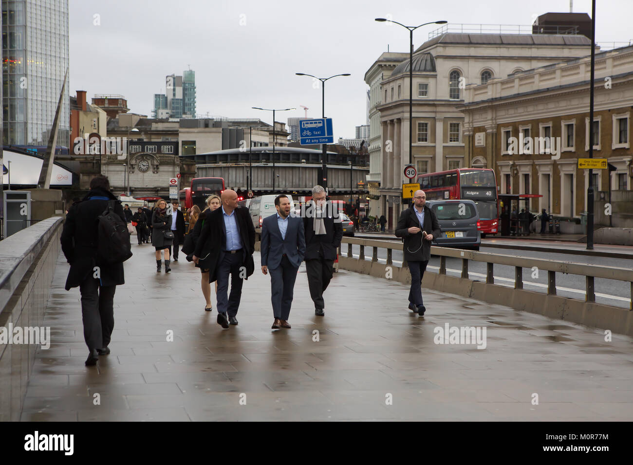 London, Großbritannien. 24 Jan, 2018. Pendler weiter im London Bridge trotz sehr nassen und stürmischen Bedingungen mit Windgeschwindigkeiten von bis zu 50 MPH Prognose bis später heute Credit: Keith Larby/Alamy leben Nachrichten Stockfoto