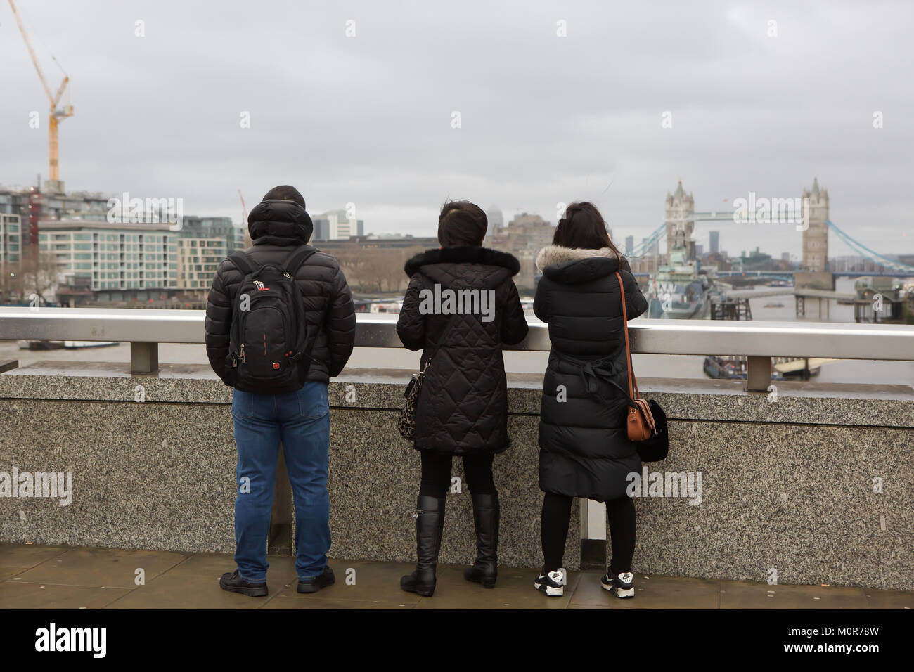 London, Großbritannien. 24 Jan, 2018. Pendler weiter im London Bridge trotz sehr nassen und stürmischen Bedingungen mit Windgeschwindigkeiten von bis zu 50 MPH Prognose bis später heute Credit: Keith Larby/Alamy leben Nachrichten Stockfoto