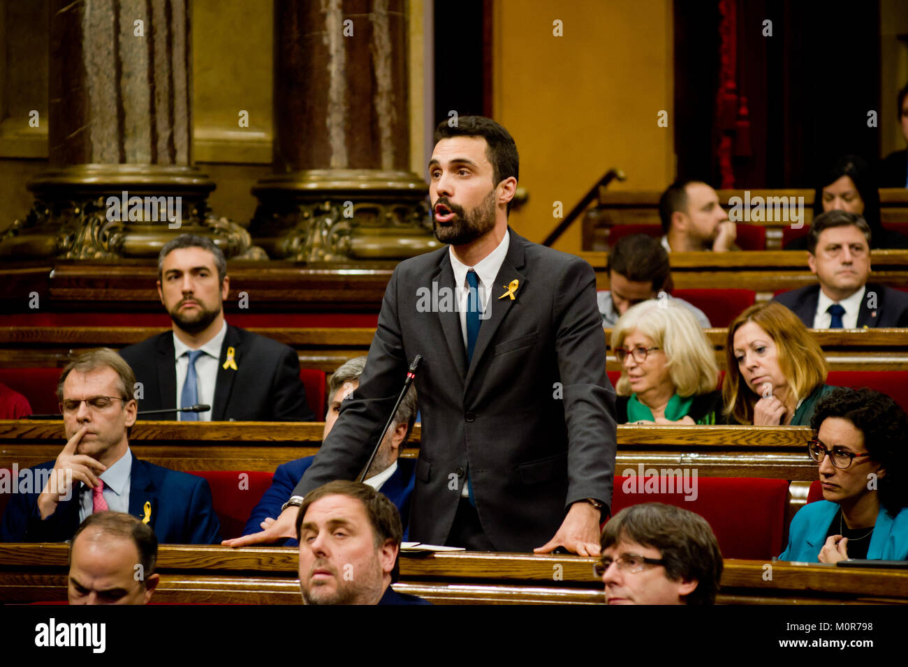 Barcelona, Katalonien, Spanien. 27 Okt, 2017. In dieser Datei Bild am 27 Oktober, 2017 parlamentarian Roger Torrent (Präsident des Parlaments von Katalonien seit Januar 2018) Vorträge im Plenum Zimmer den Tag, katalanischen Parlament eine Motion für die Schaffung einer unabhängigen Katalanische Republik übergeben. Credit: Jordi Boixareu/ZUMA Draht/Alamy leben Nachrichten Stockfoto