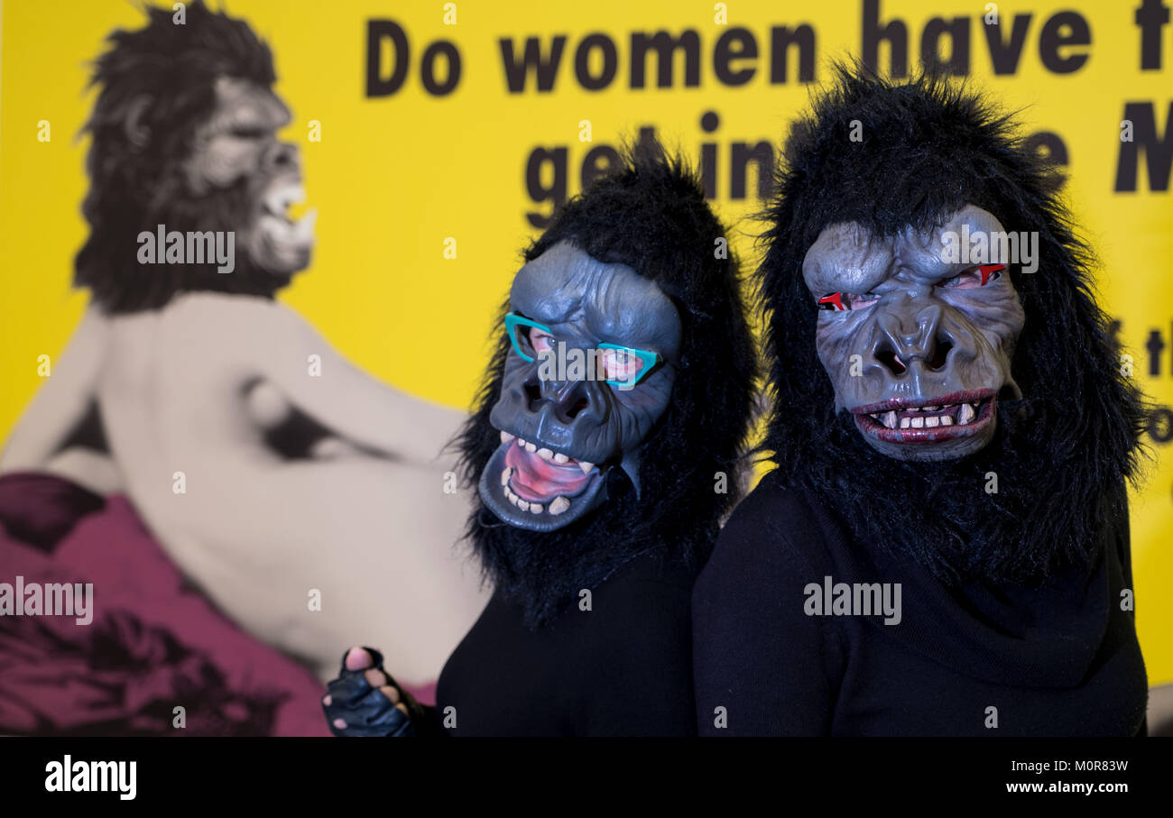 Hannover, Deutschland. 24 Jan, 2018. Die beiden Guerilla Girls posieren für die Kamera vor dem Beginn der Ausstellung "Die Kunst der schlechte Benehmen" in der Kestner Gesellschaft in Hannover, Deutschland, vom 24. Januar 2018. Die Guerilla Girls Arbeiten aus den USA seit 1985 als eine anonyme Gruppe von Aktivistinnen, die Aufmerksamkeit auf die Unterrepräsentation von Frauen und farbigen Bevölkerung in Galerien, Museen und andere Institutionen. Credit: Peter Steffen/dpa/Alamy leben Nachrichten Stockfoto