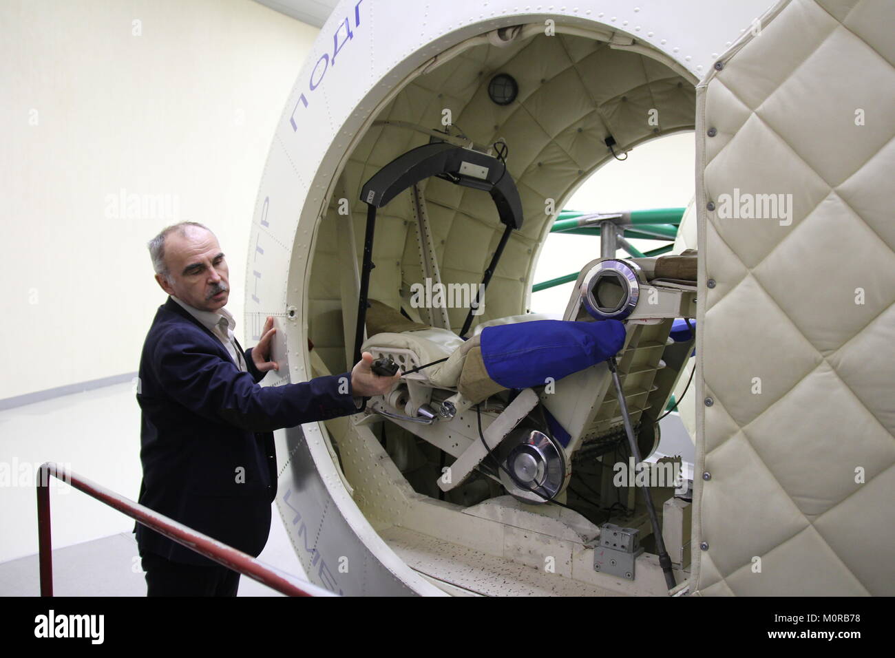 Moskau, Russland. 19 Jan, 2018. Alexander Jufkin, Leiter des Referat für Ausbildung, zeigt die Zentrifuge CF-7 auf die Yuri Gagarin Cosmonaut Training Center in Moskau, Russland, 19. Januar 2018. Die Zentrifuge CF-7 ist sieben Meter lang und simulieren Beschleunigungen bis zu 20 g Astronauten trainieren bis zu 8 g. Quelle: Thomas Körbel/dpa/Alamy leben Nachrichten Stockfoto