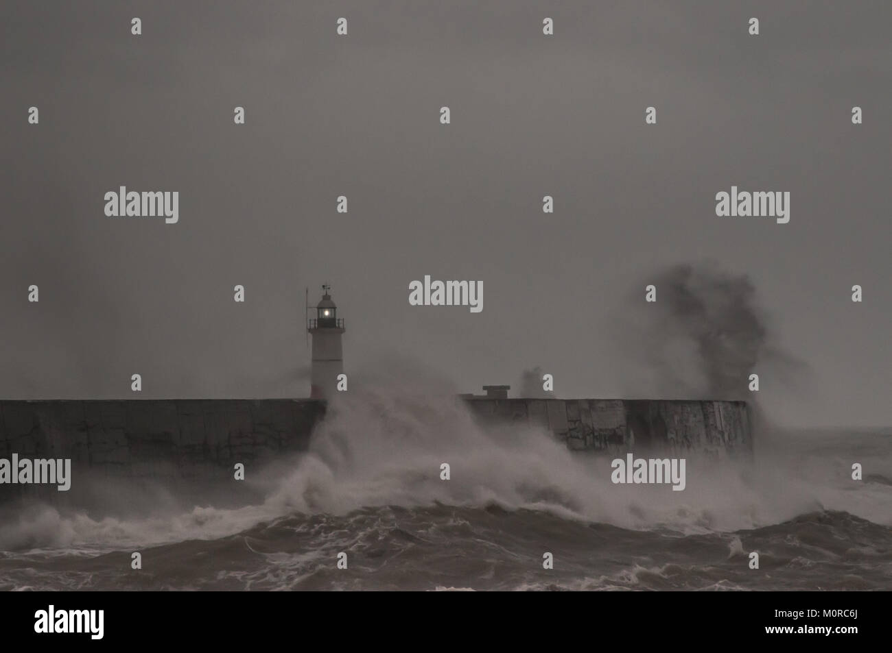 Newhaven, East Sussex, Großbritannien. Januar 2018. Wetter in Großbritannien. Starker Wind und reißender Regen an der Südküste. Die Wellen schlagen den Westarm und den Leuchtturm in den Pfennig. Stockfoto