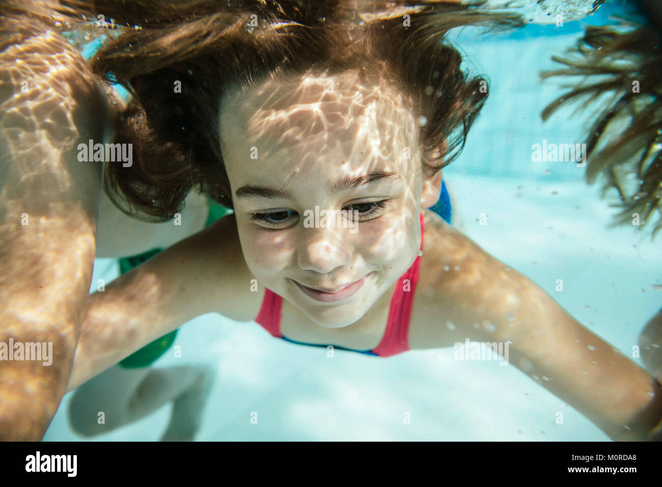 Portrait von Mädchen unter Wasser im Pool Stockfoto