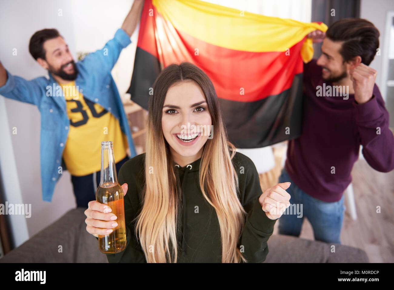 Fußball-Fans feiern mit deutscher Flagge Stockfoto