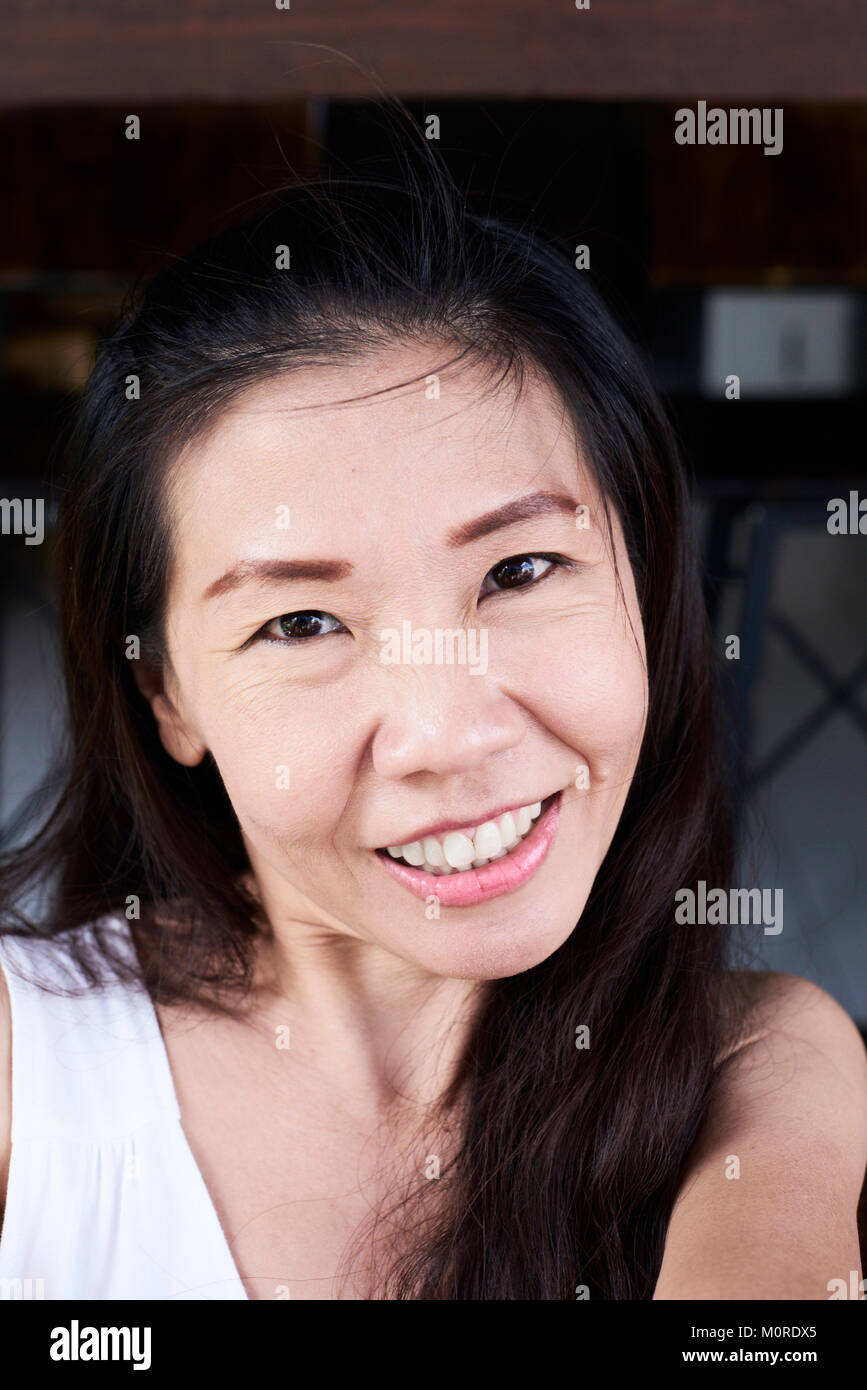 Porträt eines smiley Senior brunette business Frau bei der Arbeit. Stockfoto