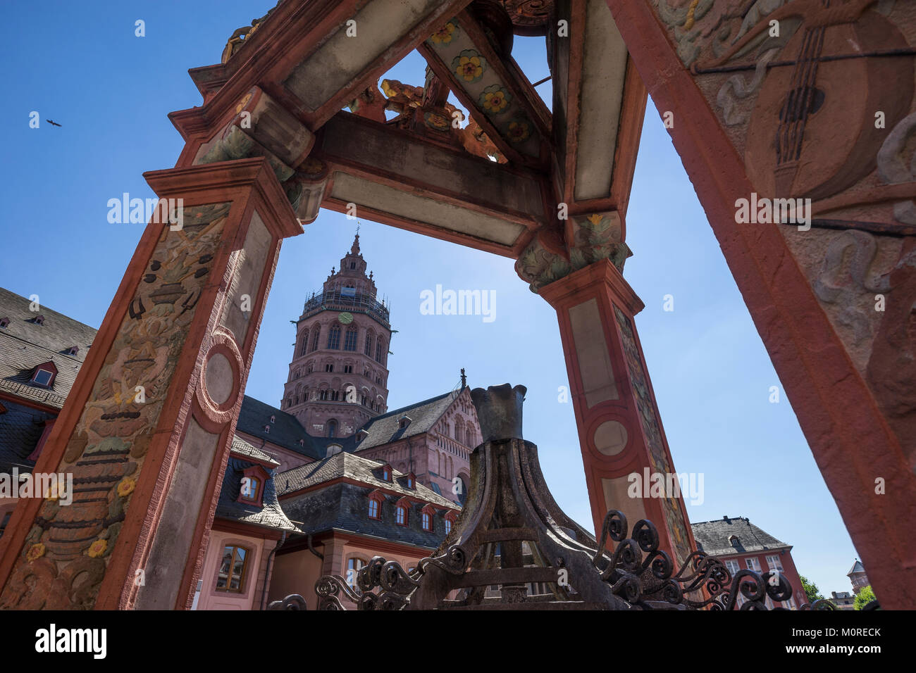 Deutschland, Rheinland-Pfalz, Mainz, Marktplatz, Brunnen, Mainzer Dom im Hintergrund Stockfoto