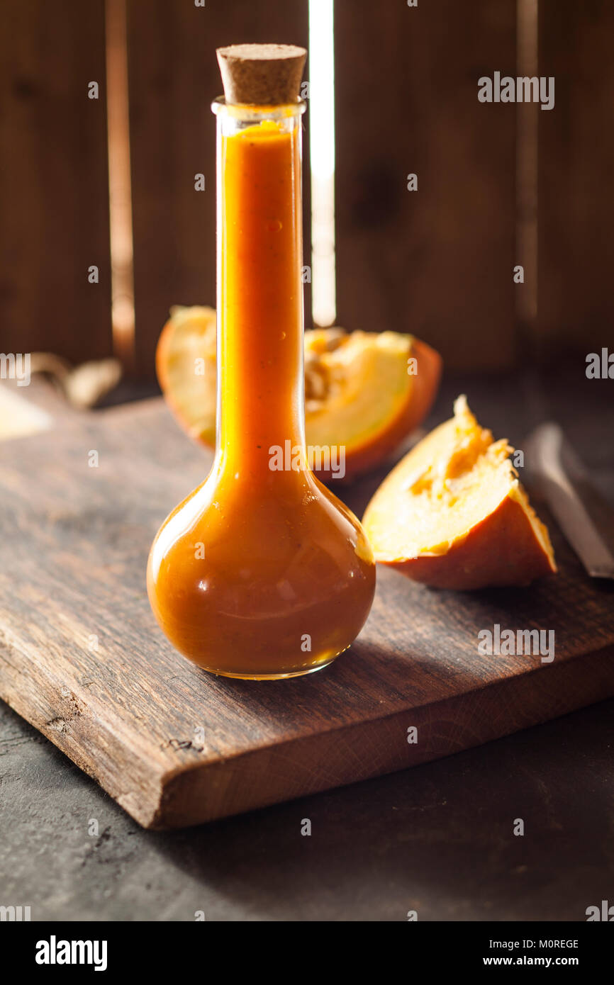 Hausgemachte Kürbis Ketchup in einem Glas Flasche Stockfoto