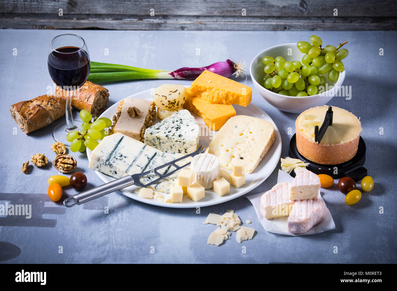 Käseplatte, Cheddar, Tête de Moine, Gorgonzola, Ziegenkäse, Schafskäse, Butter, Käse, Weichkäse, Frischkäse mit Nussbaum, Pfeffer Käse, Käse, Gouda, Parmesan Stockfoto