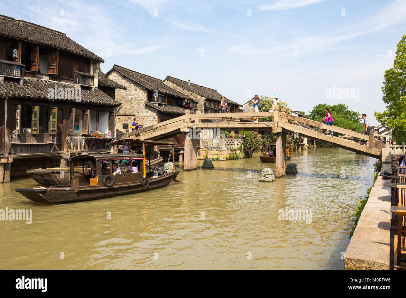 Mai 2013 - Zhangjiajie, China - wuzhen ist einer der berühmtesten Wasser Dörfer nicht weit von Hangzhou, hier mit Touristen im April chinesische Holi überfüllt Stockfoto
