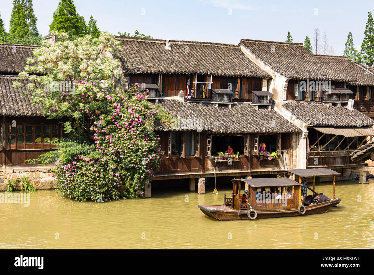 Mai 2013 - Zhangjiajie, China - wuzhen ist einer der berühmtesten Wasser Dörfer nicht weit von Hangzhou, hier mit Touristen im April chinesische Holi überfüllt Stockfoto