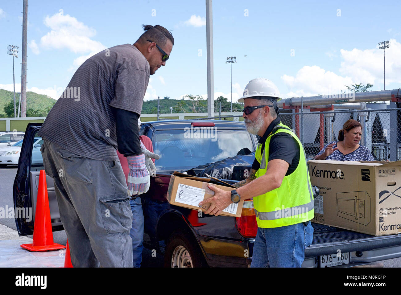 JUANA DIAZ, Puerto Rico, 21. Dezember 2017 - Die Environmental Protection Agency (EPA), des RCAP Lösungen, Subunternehmer aus den ökologischen Wiederherstellung, und FEMA zusammen arbeiten ordnungsgemäß zu sammeln und entsorgen Haushalt gefährliche Materialien, wie z.b. Fernseher, Drucker, Propan, Farbe und Reinigungsmittel. Die Einheimischen waren in der Lage, fallen zu lassen - diese Einträge kostenlos, um zu verhindern, dass illegal in die Folgen des Hurrikans Maria aus. 180 Punkte für den Hausgebrauch gefährliche Abfälle und 2.880 Pfund von elektronischen Materialien wurden für das Recycling gesammelt. Diese Bemühungen weiterhin auf verschiedenen Drop-off-Standorten in P Stockfoto
