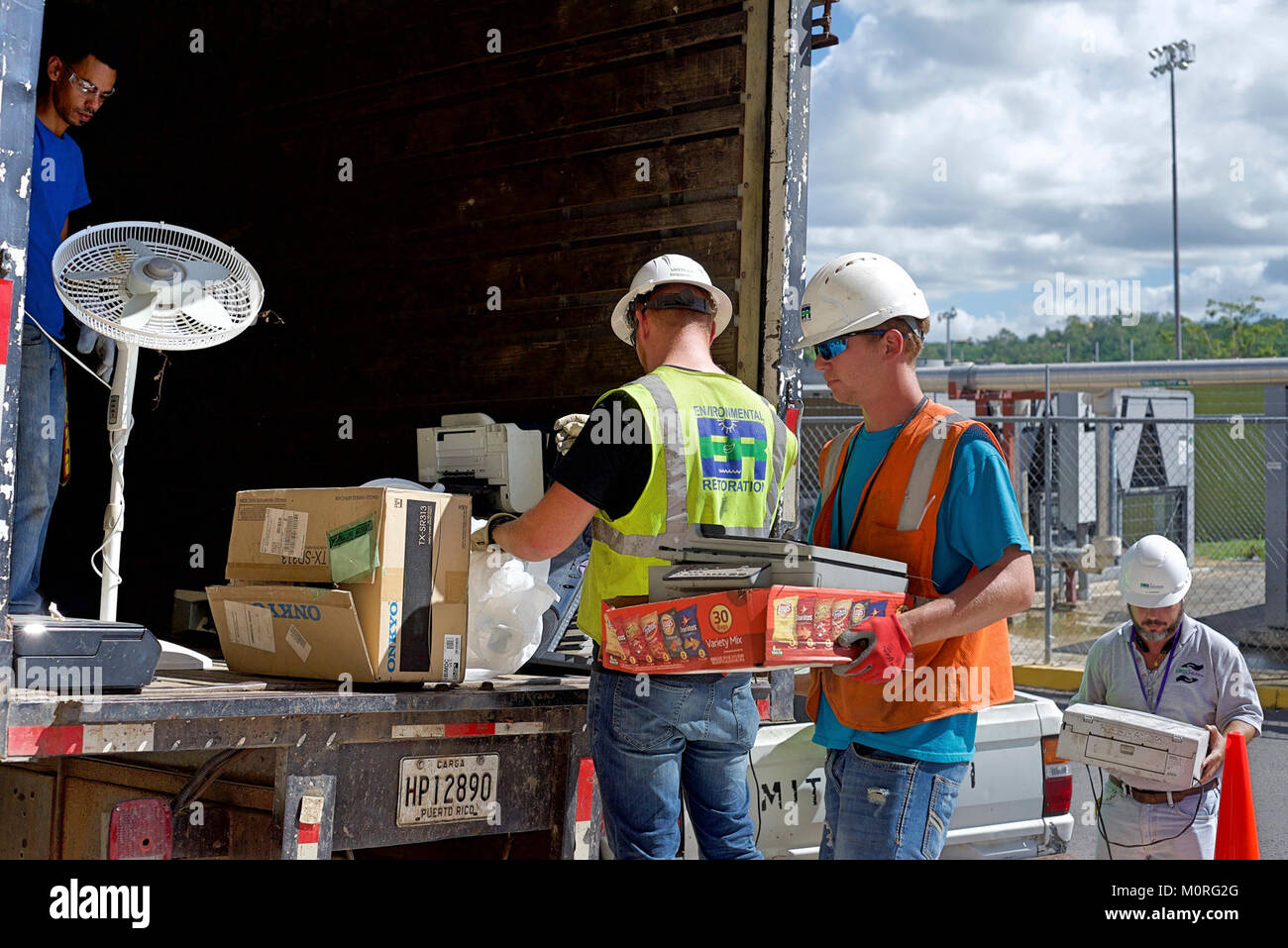 JUANA DIAZ, Puerto Rico, 21. Dezember 2017 - Die Environmental Protection Agency (EPA), des RCAP Lösungen, Subunternehmer aus den ökologischen Wiederherstellung, und FEMA zusammen arbeiten ordnungsgemäß zu sammeln und entsorgen Haushalt gefährliche Materialien, wie z.b. Fernseher, Drucker, Propan, Farbe und Reinigungsmittel. Die Einheimischen waren in der Lage, fallen zu lassen - diese Einträge kostenlos, um zu verhindern, dass illegal in die Folgen des Hurrikans Maria aus. 180 Punkte für den Hausgebrauch gefährliche Abfälle und 2.880 Pfund von elektronischen Materialien wurden für das Recycling gesammelt. Diese Bemühungen weiterhin auf verschiedenen Drop-off-Standorten in P Stockfoto