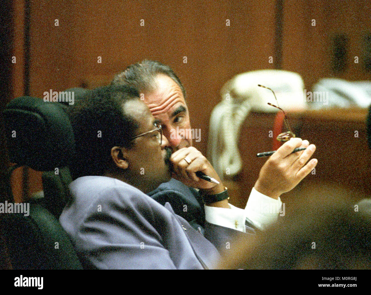 Führen Verteidiger Johnnie L. Cochran, Jr., links, verleiht mit Anwalt Robert Shapiro, rechts, während des Prozesses der ehemaligen NFL Sterne Running Back O.J. Simpson für den Mord an seiner Ex-Frau Nicole Brown Simpson und eine Freundin von ihr, Restaurant Kellner, Ron Goldman in Los Angeles County Superior Court in Los Angeles, Kalifornien am 13. Juli 1995. Bildnachweis: Steve Grayson / Pool über CNP /MediaPunch Stockfoto