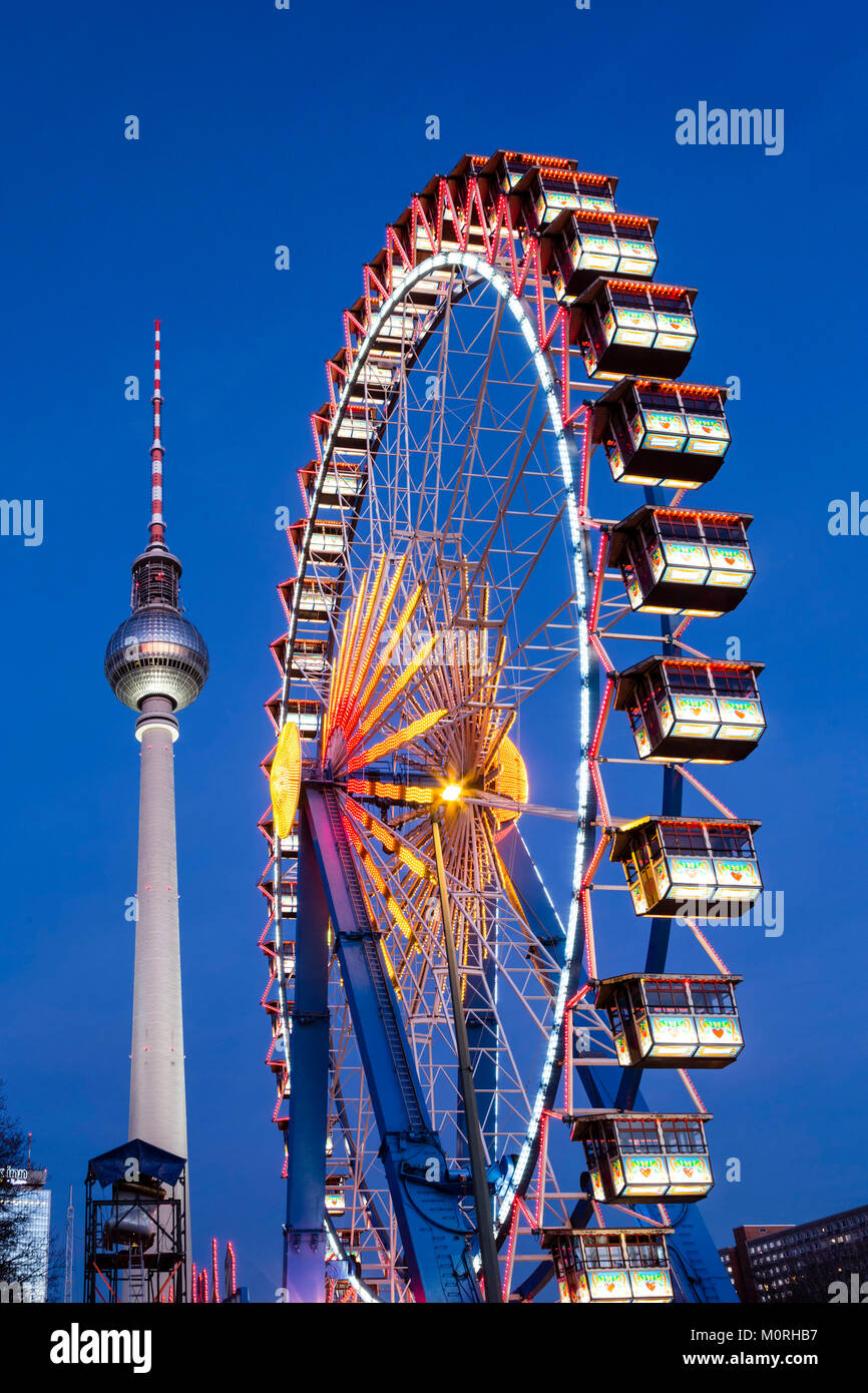 Riesenrad am Weihnachten Markt Alexanderplatz, Fernsehturm, Berlin, Deutschland Stockfoto