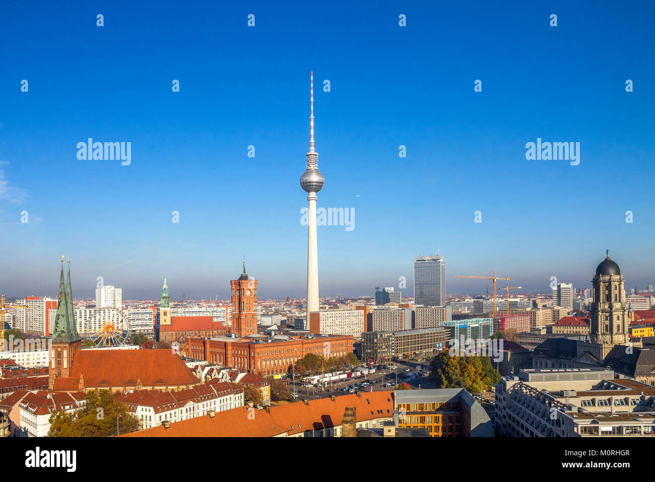 Deutschland, Berlin, Berlin-Mitte, Berlin Fernsehturm und dem Roten Rathaus Stockfoto
