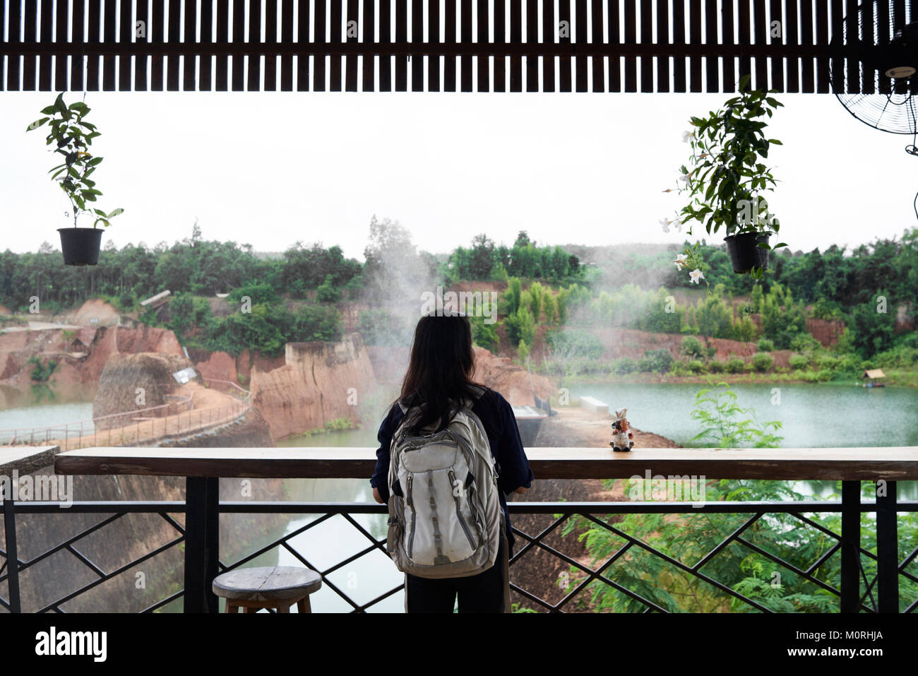 Zurück Blick auf eine weibliche Alleinreisende genießen Sie den tollen Blick auf den Grand Canyon, in Thailand. Stockfoto