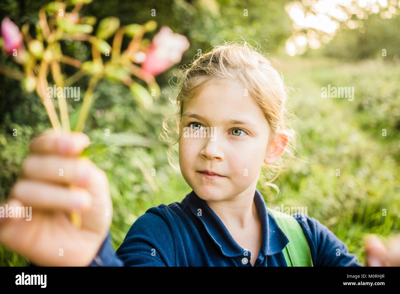 Portrait von Mädchen, dass wilde Blume in der Natur Stockfoto