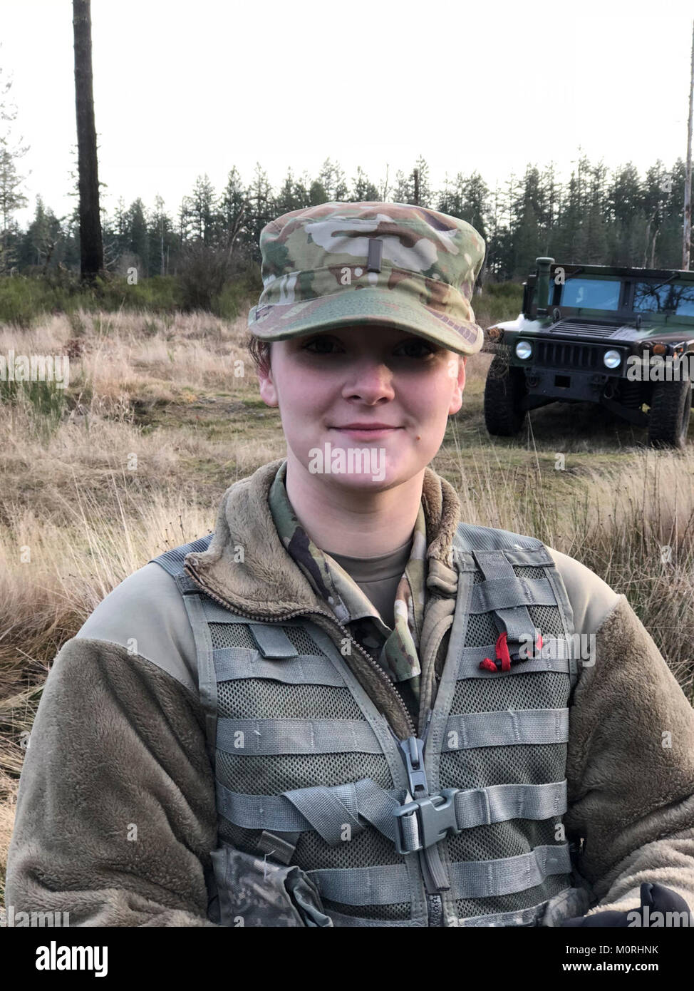 2. LT. Ke Liilah Slingluff, einer neu in Betrieb genommene technische Offizier für die Region Support Group, von Tacoma Washington, steht - wie das Unternehmen stellt ein Zelt für ein Feld. 2. LT. Slingluff ist Mitglied der Zentrale, die Konzernzentrale, 654 TH Region Support Group. 2. LT. Slingluff ist am meisten freuen uns auf die Teilnahme an Engineer Basic Officer Kurs im kommenden Jahr. 2. LT Slingluff ist ein Bauingenieur in ihrer zivilen Karriere und freut sich auf die Arbeit an Projekten der erneuerbaren Energieerzeugung. Us-Armee Stockfoto