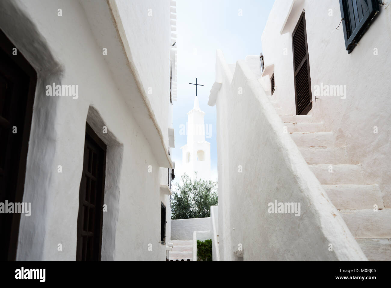 Kirche in der weißes traditionelles kleines Dorf Binibequer Vell in Menorca, Balearen, Spanien. Stockfoto