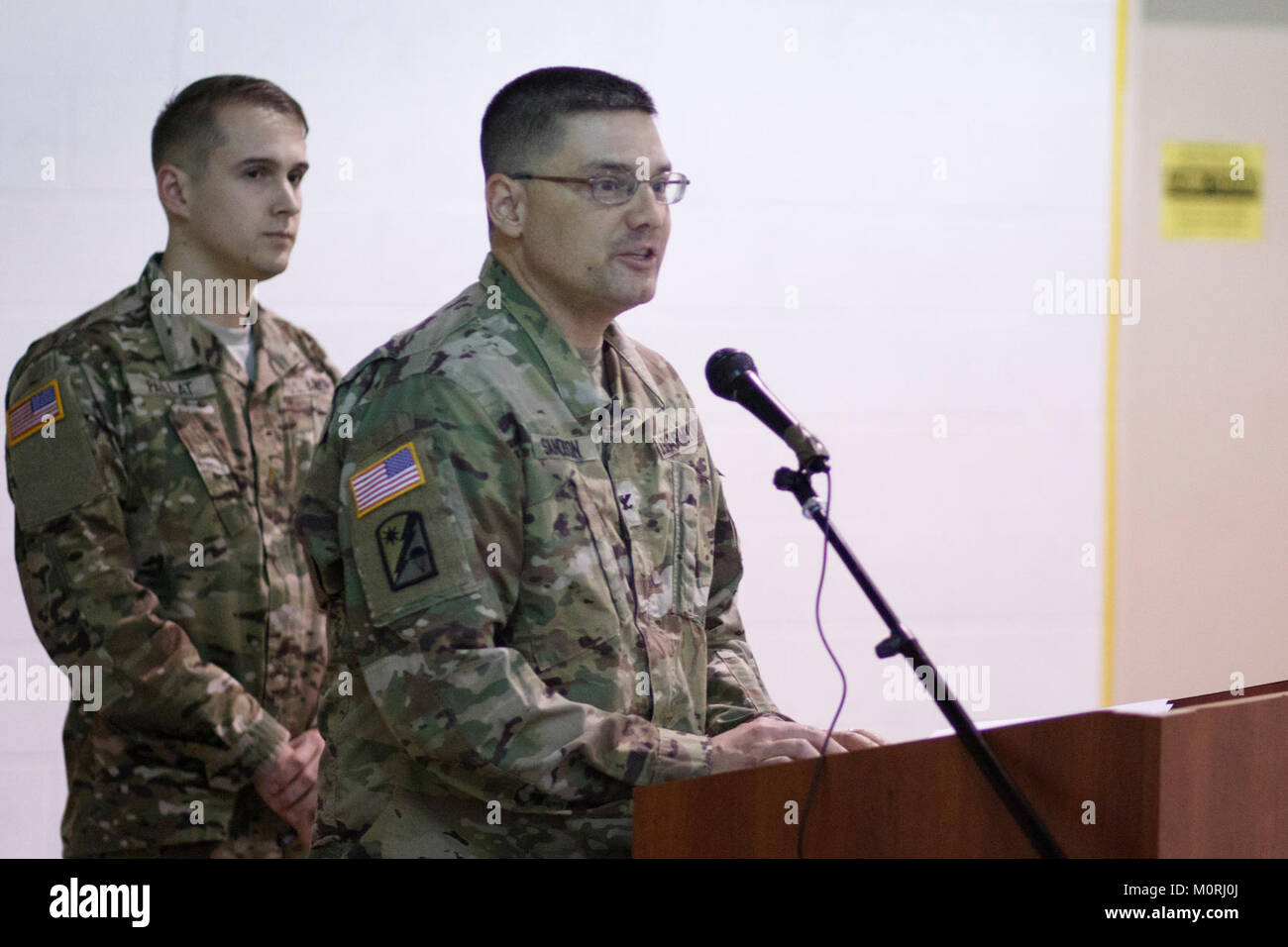 Oklahoma Army National Guard Oberst Christopher Sandison, 198Th Region Support Group Brigadegeneral, spricht mit den Soldaten und Gästen während einer Änderung des Befehls Zeremonie für 198Th RSG Hauptsitz und Sitz der Firma Jan. 8, 2018 bei Papago Park militärischen Reservierung in Phoenix. Während der Zeremonie, die Firma Abschied von ihr ausgehende Commander Kapitän Kimberly C. Kennedy und begrüßt ankommende Commander Kapitän Janet D. Baca. (Oklahoma Army National Guard Stockfoto