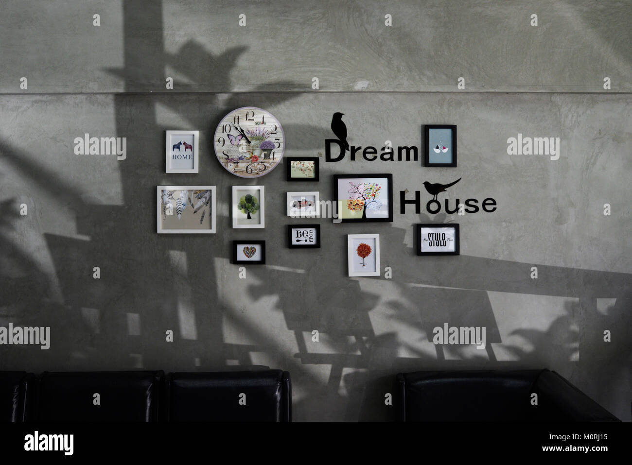 Home Decor Bilderrahmen mit Dream House Wort hängen auf eine graue Wand. Stockfoto