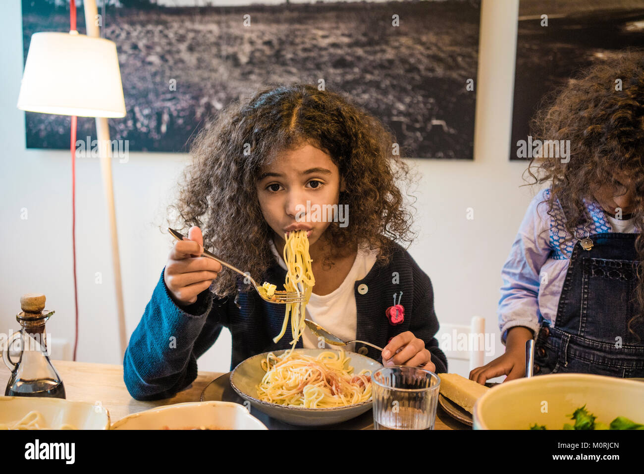 Kleines Mädchen essen lecker Spaghetti Stockfoto