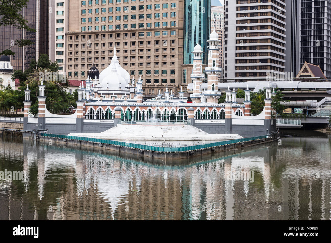 Die Bürogebäude spiegelt sich im Wasser des Klang Fluss, wo es die Gombak Fluß trifft, vor der Jamek Moschee (MASJID) im Herzen von Stockfoto