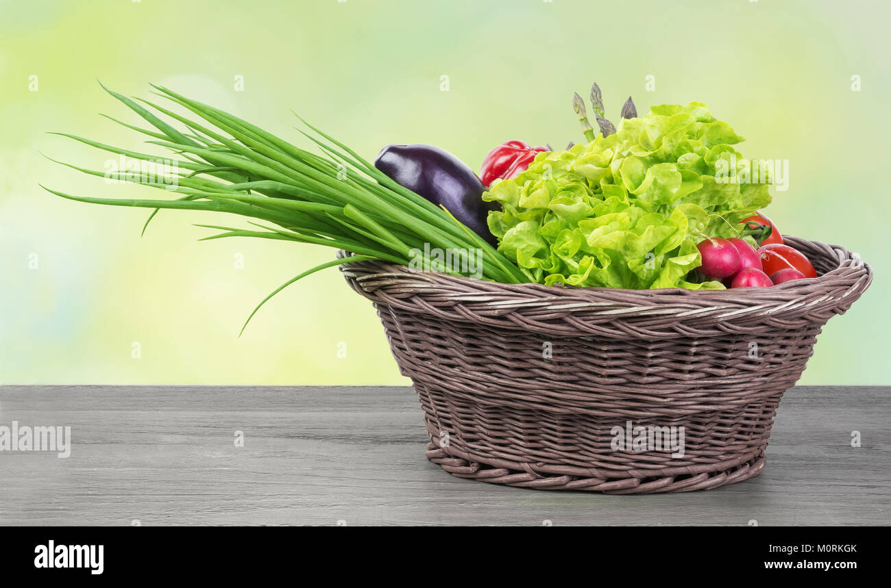 Frisches Bio-Gemüse in einem Korb auf Vintage Holztisch Stockfoto