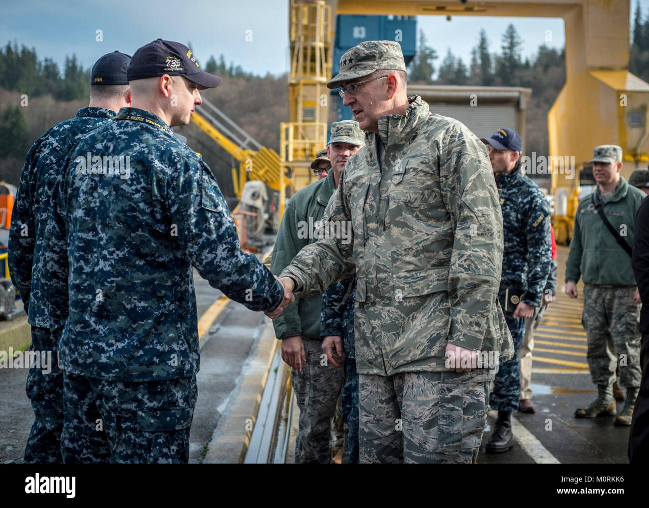 BANGOR, Washington (Jan. 18, 2018) - US Air Force General John Hyten (rechts), Kommandeur der US Strategic Command, kommt an der Ohio-Klasse von ballistischen Raketen-U-Boot USS Pennsylvania (SSBN 735) und schüttelt Hände mit Gold Mannschaft Leiter des Bootes, US Navy, Master Chief Rakete Techniker (SS) Petty Officer Dylan Lapinski, im Marinestützpunkt Kitsap-Bangor, Washington, Jan 18, 2018. Hyten besucht das Personal und die Einrichtungen zur kommandant U-Boot Gruppe 9 zugeordnet die Operationen von einem Bein des nuklearen Triade zu sehen. (U.S. Marine Stockfoto