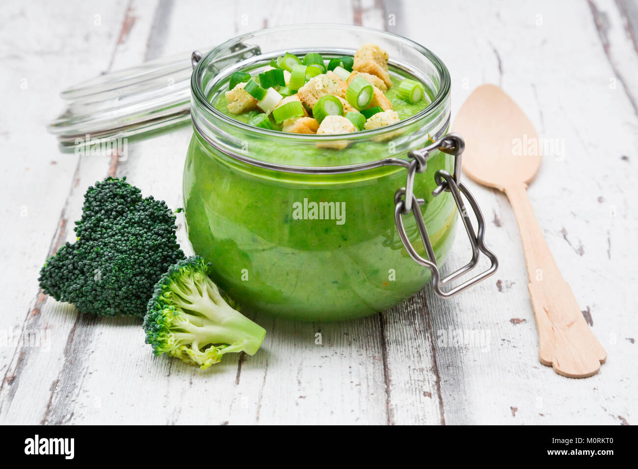Brokkoli Suppe, Croutons Stockfoto