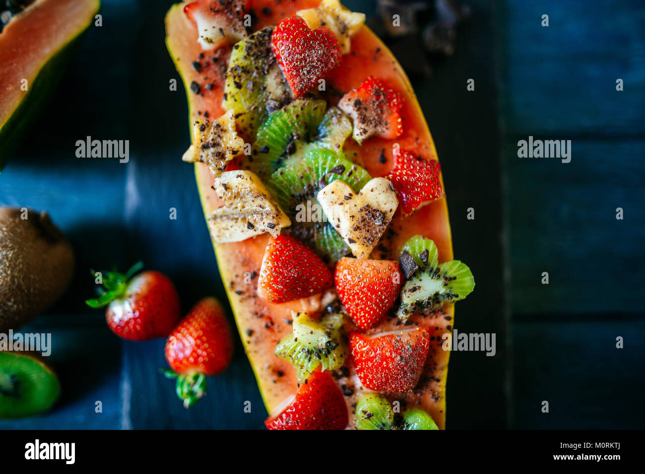 Bananen und erdbeeren mit schokoladenrasur -Fotos und -Bildmaterial in ...