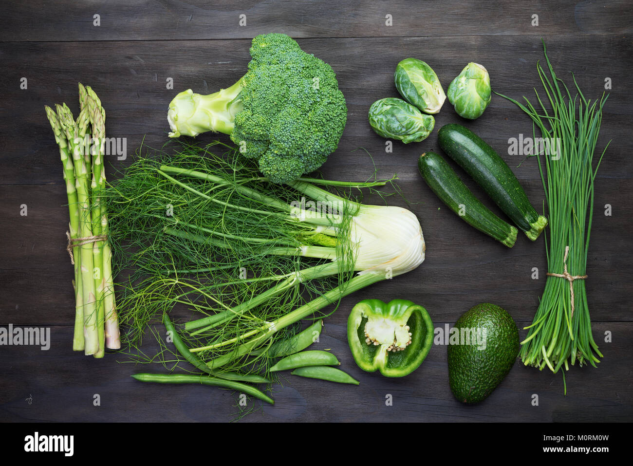 Frische grüne Bio-Gemüse auf schwarz Vintage Holztisch. Ansicht von oben Stockfoto