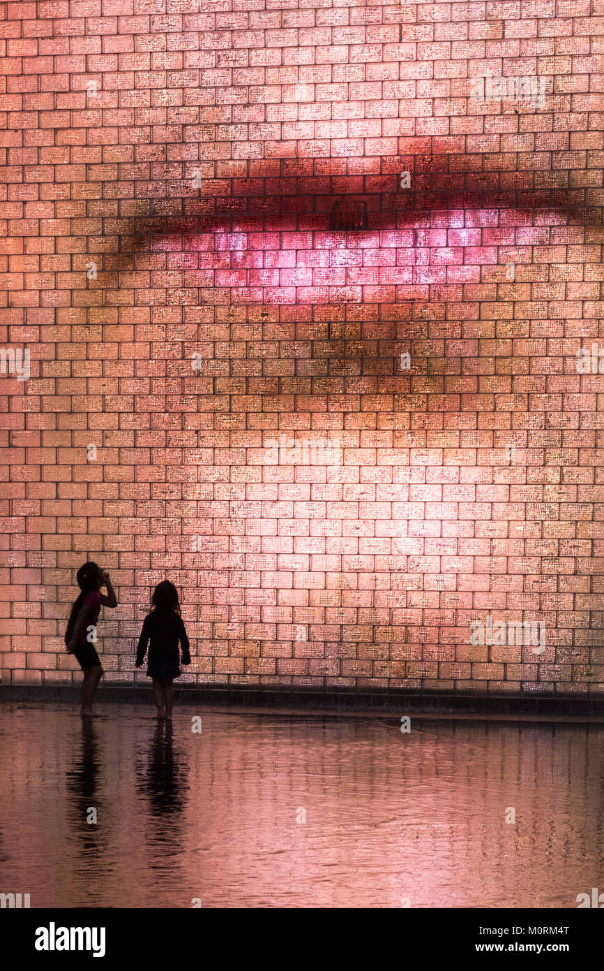 Kinder in Crown Fountain, Millenium Park Chicago spielen Stockfoto