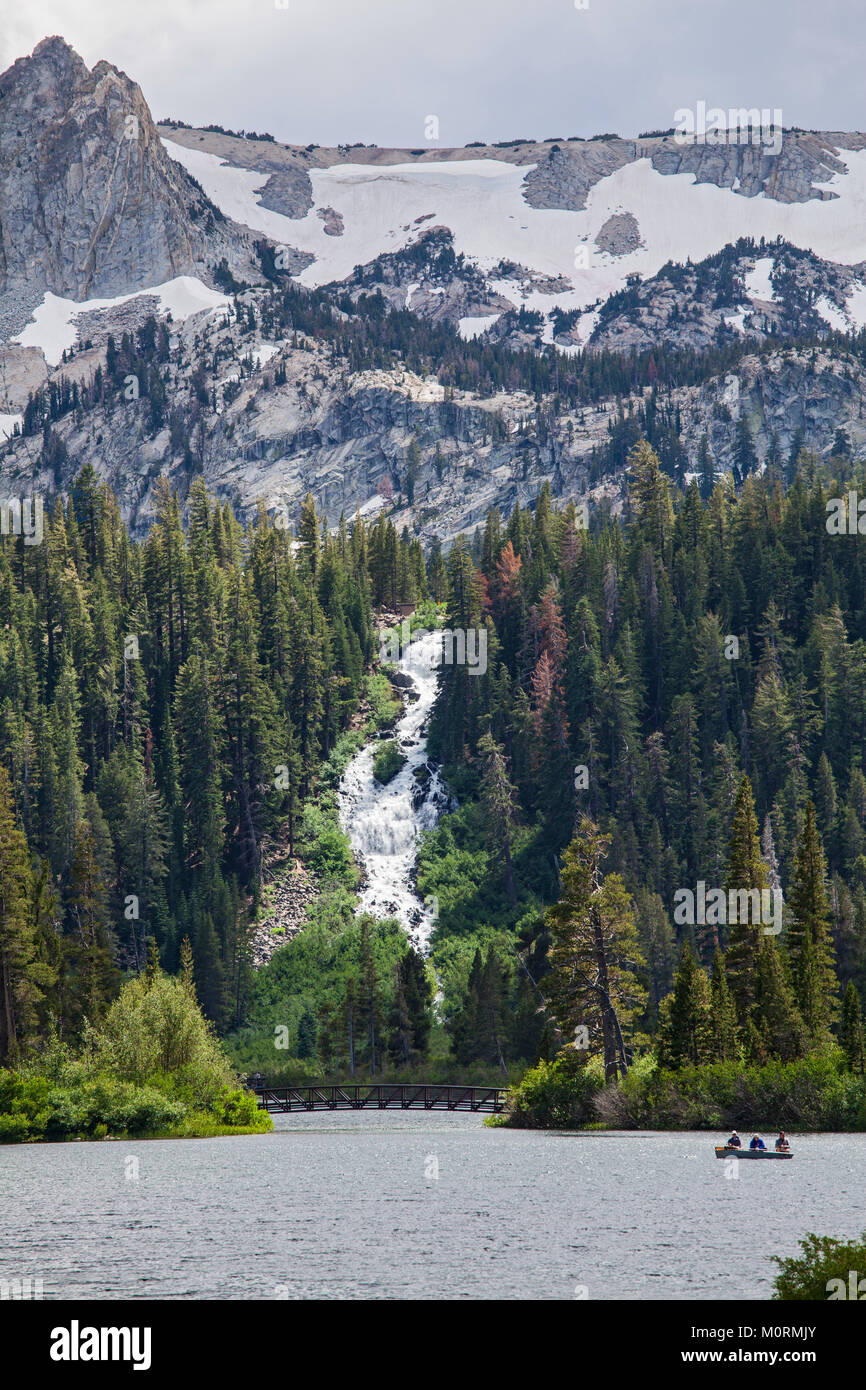 Twin Falls und Oberen Twin Lake, Mammoth Mountain Seen, Inyo National Forest, Kalifornien, USA Forest, Kalifornien, USA Stockfoto