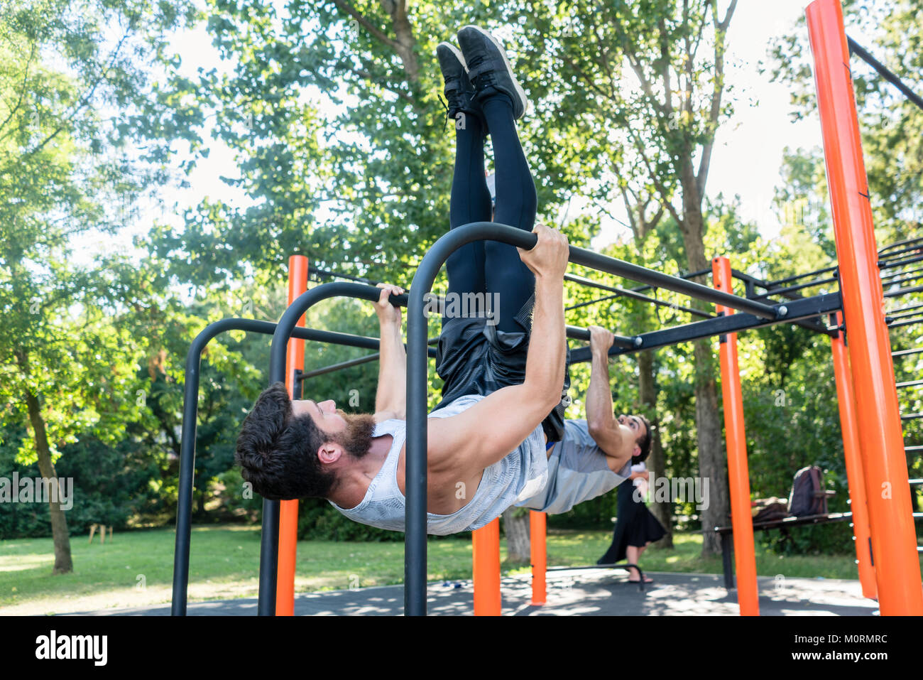 Zwei muskulösen jungen Männer üben Calisthenics Workout in einem Heraus Stockfoto