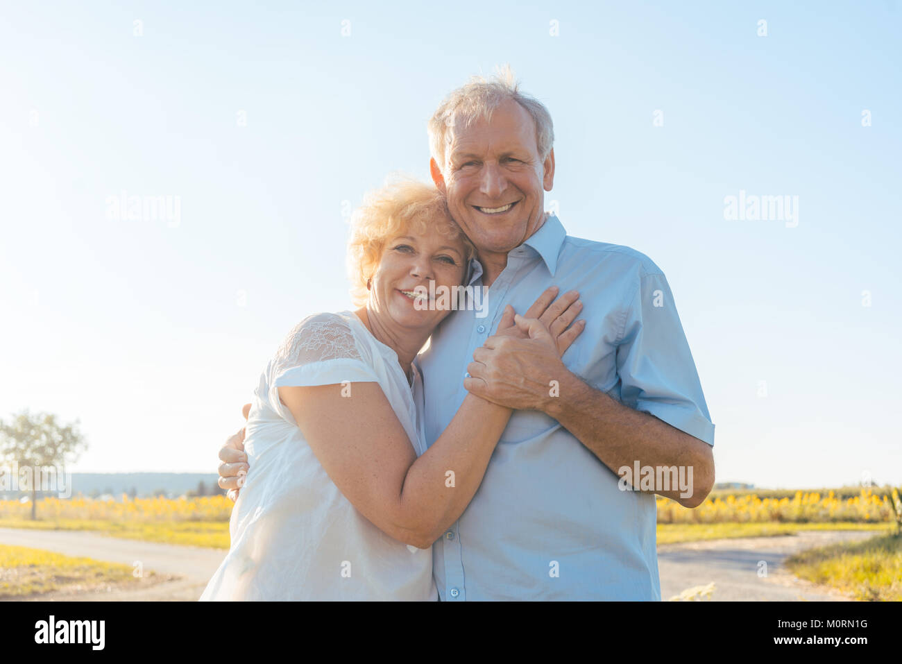 Romantische ältere Paare genießen Gesundheit und Natur in einem sonnigen da Stockfoto