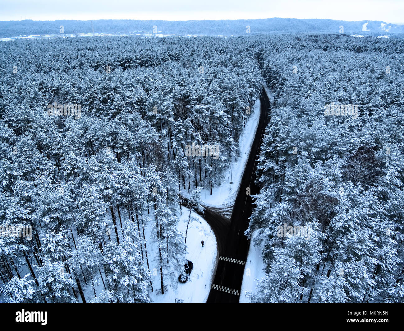 Antenne Blick von oben auf die Straße im Winter Wald Stockfoto