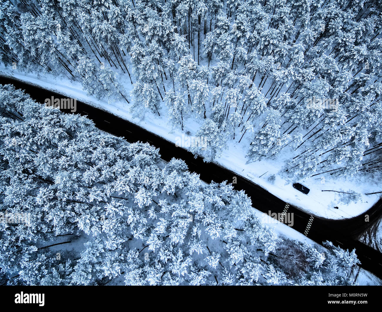 Antenne Blick von oben auf die Straße im Winter Wald Stockfoto