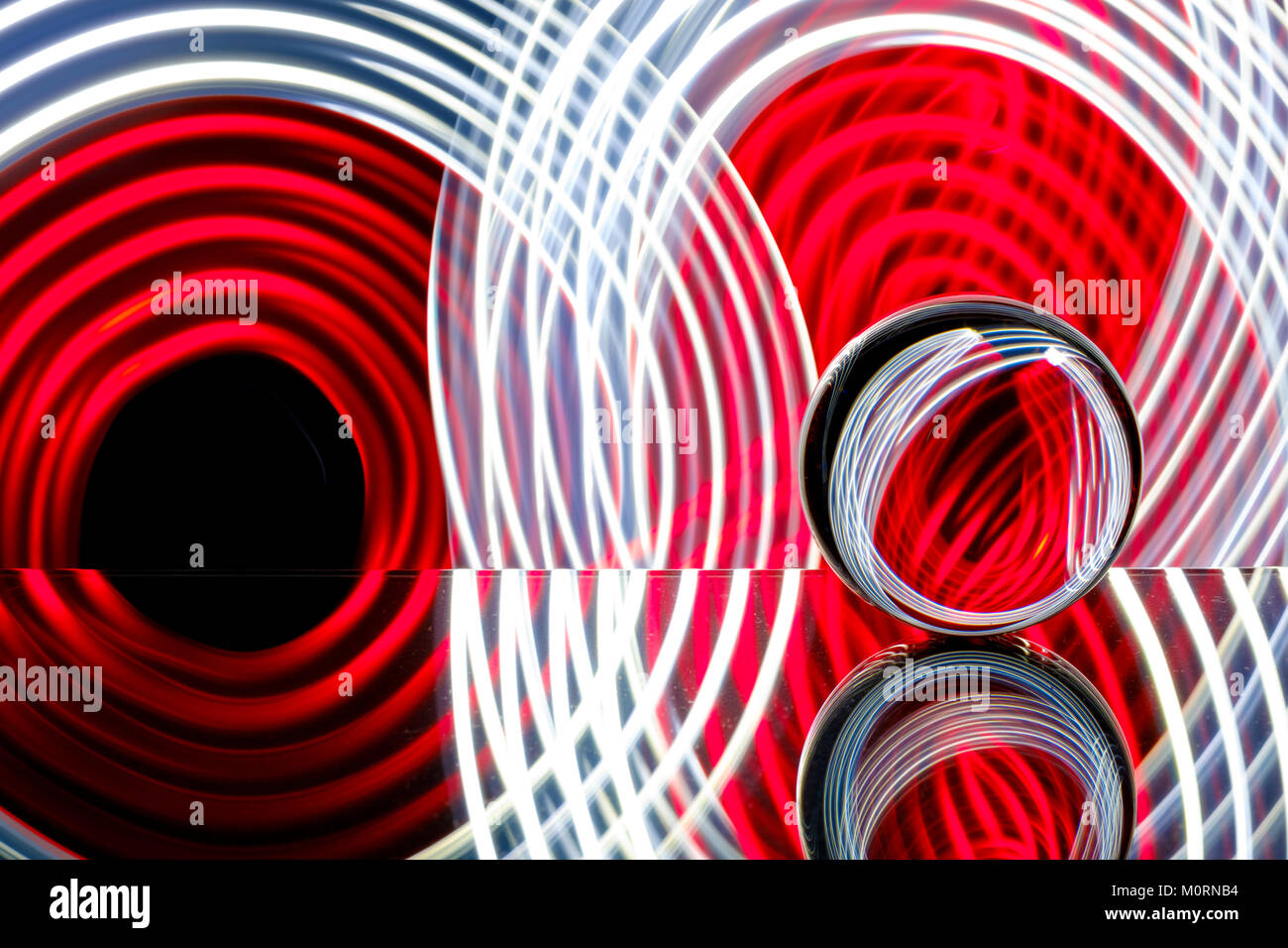 Glas/kristall Kugel reflektierende Licht streifen in Farbe Rot und Weiß Stockfoto