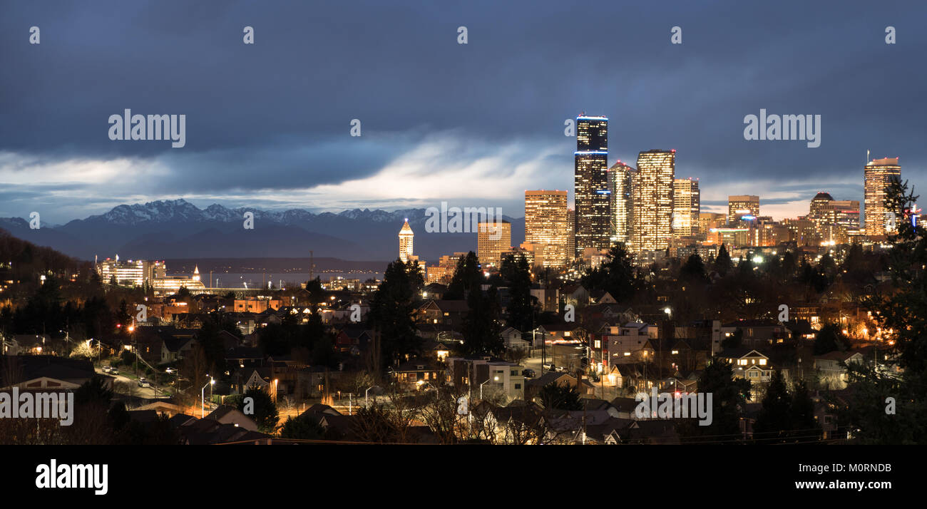 Ein Sturm zieht über die Olympischen Berge und Puget Sound in Richtung der Gebäude und Architektur von Seattle Washington Stockfoto