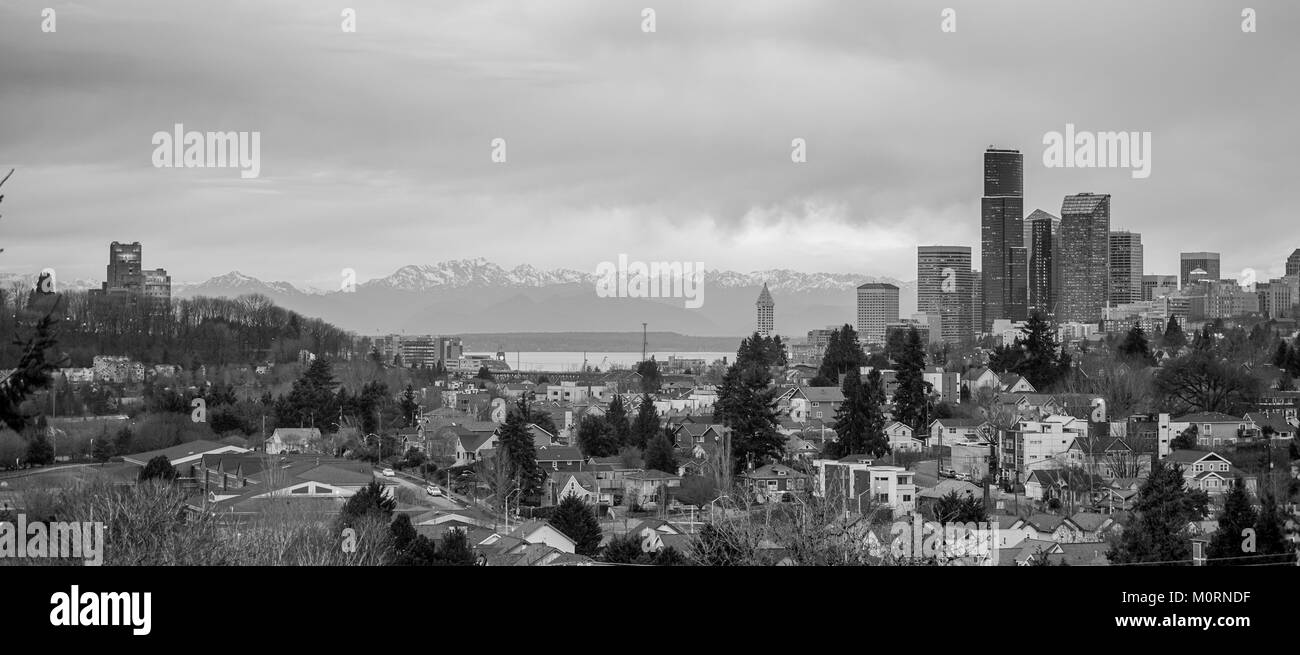 Ein Sturm zieht über die Olympischen Berge und Puget Sound in Richtung der Gebäude und Architektur von Seattle Washington Stockfoto