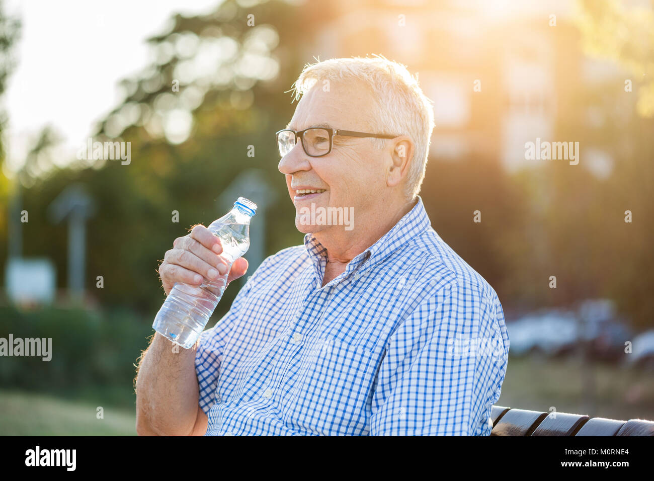 Outdoor Portrait von älteren Menschen, die trinken Wasser ist. Stockfoto