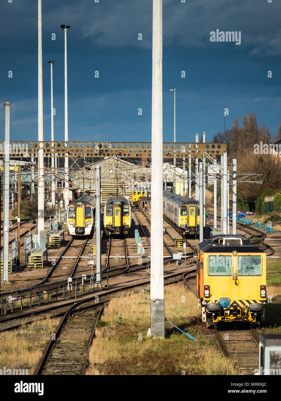 Mehr Anglia Pendelzüge warten auf einem Abstellgleis außerhalb von Cambridge entfernt Stockfoto