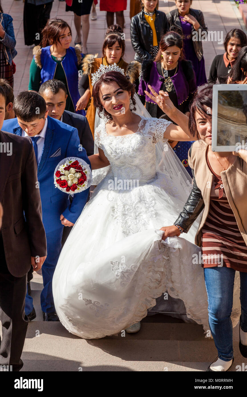 Ein junges Paar, kommen an der Registan für Ihre Hochzeit Fotos, der Registan, Samarkand, Usbekistan Komplex Stockfoto