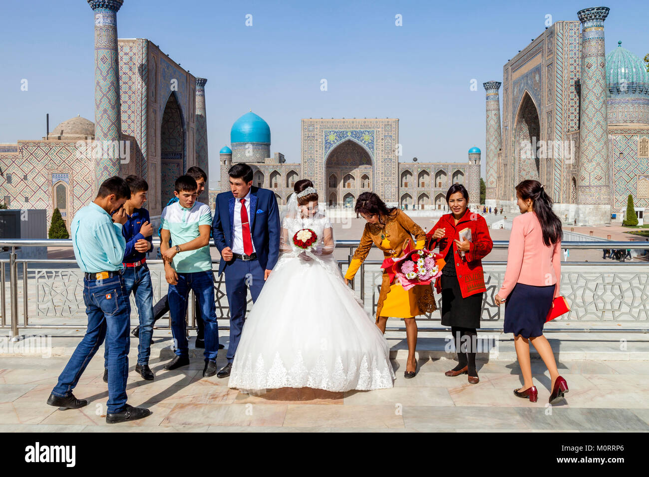 Ein junges Paar, kommen an der Registan für Ihre Hochzeit Fotos, der Registan, Samarkand, Usbekistan Komplex Stockfoto