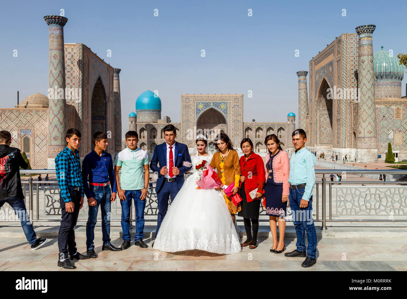 Eine Hochzeitsfeier Posen für Fotos Am Registan Komplexes, Samarkand, Usbekistan Stockfoto
