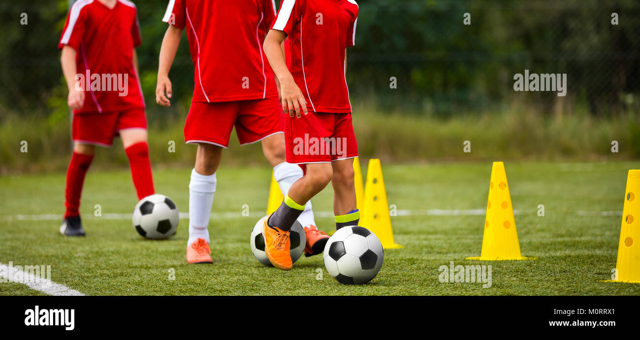 Fußball-Camp für Kids. Kinder Training Fußball-Fähigkeiten mit Kugeln und  Kegel. Fußball slalom Bohrer auf Fußball schnelles Dribbling verbessern  Stockfotografie - Alamy