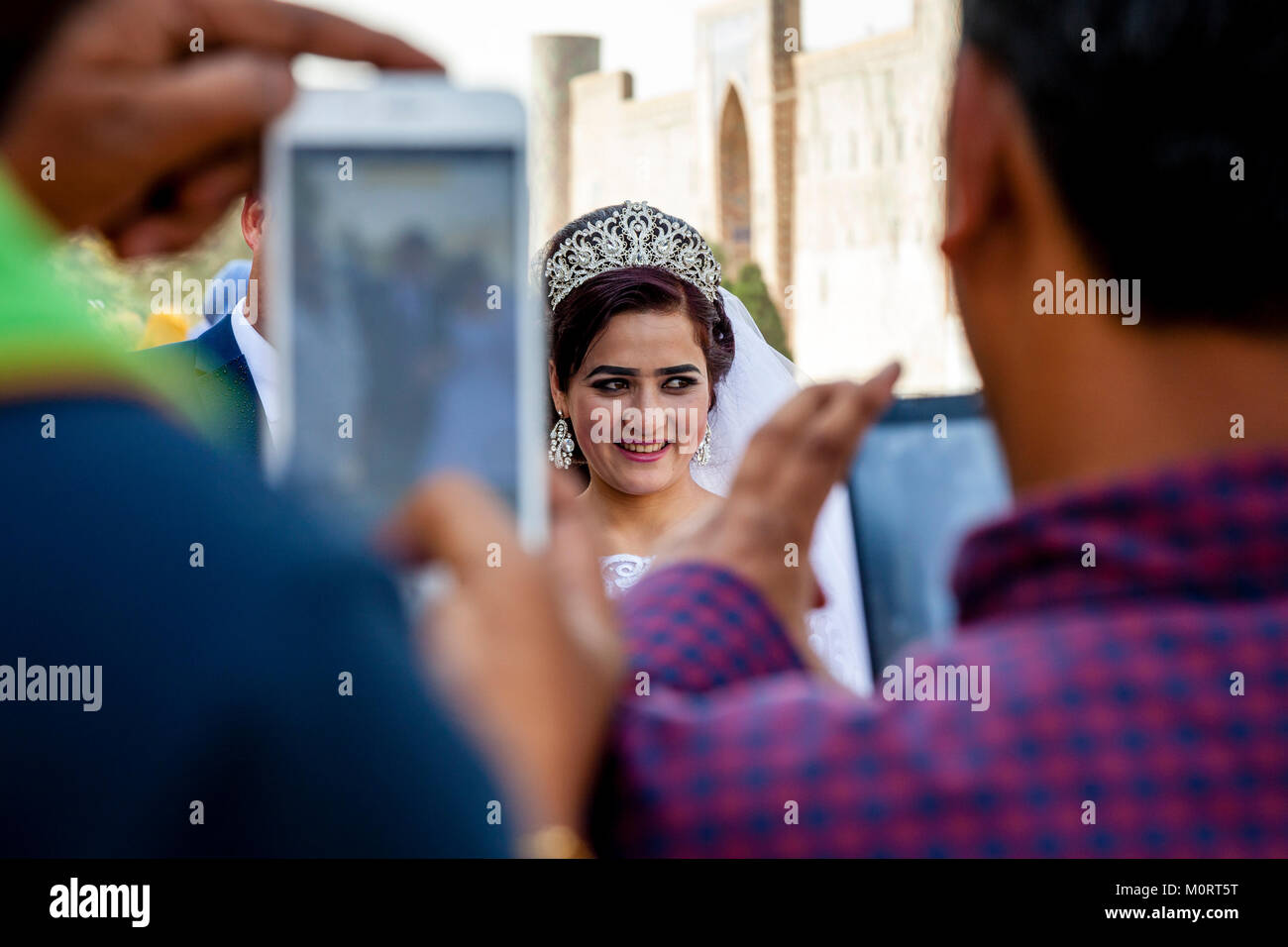 Touristen nehmen Fotos einer 'Just Married' junge Paar Am Registan Komplexes, Samarkand, Usbekistan Stockfoto